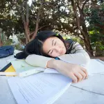 Sonno e rendimento scolastico negli adolescenti: chiavi per riposare meglio e imparare di più