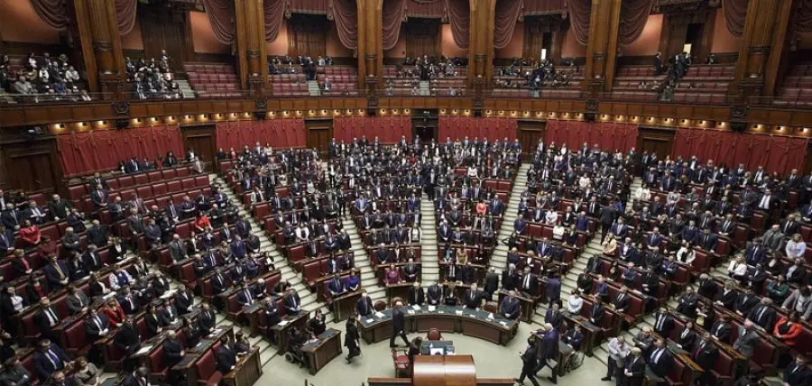 Deputati, la Camera ha approvato il taglio