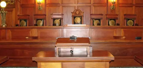 Prato, agli arresti la docente che ha avuto un figlio dal suo alunno