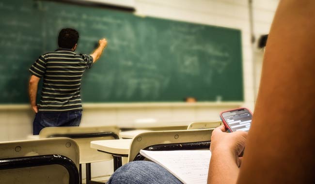 Scuola, si pensa di vietar l’ingresso dei cellulari