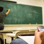 Scuola, si pensa di vietar l’ingresso dei cellulari