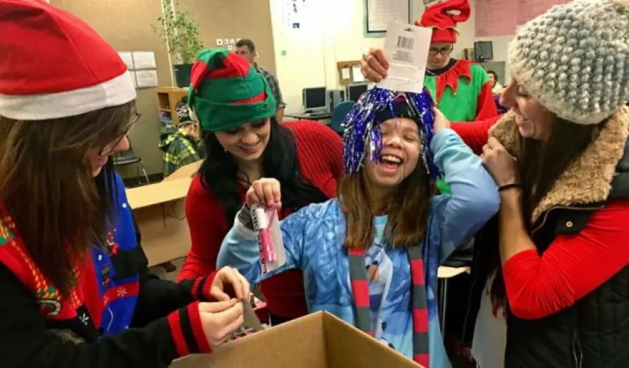 La supplente entra in classe e dice ai bambini che Babbo Natale non esiste