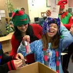 La supplente entra in classe e dice ai bambini che Babbo Natale non esiste