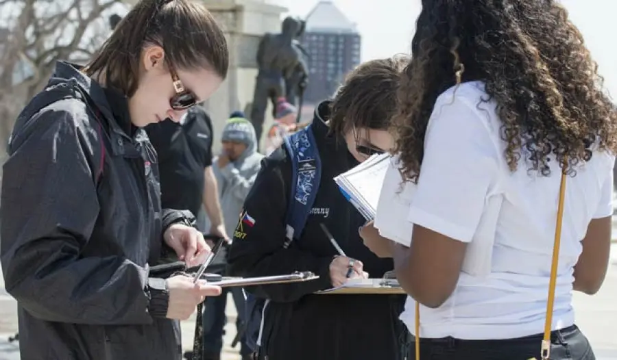 Studenti accusati di violenze e il preside si dimette