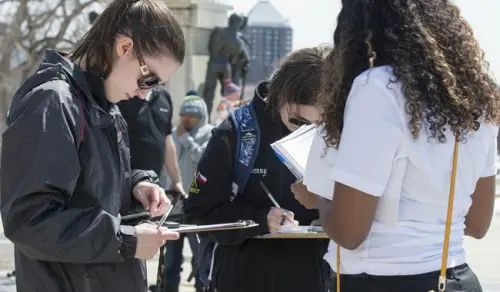 Studenti accusati di violenze e il preside si dimette