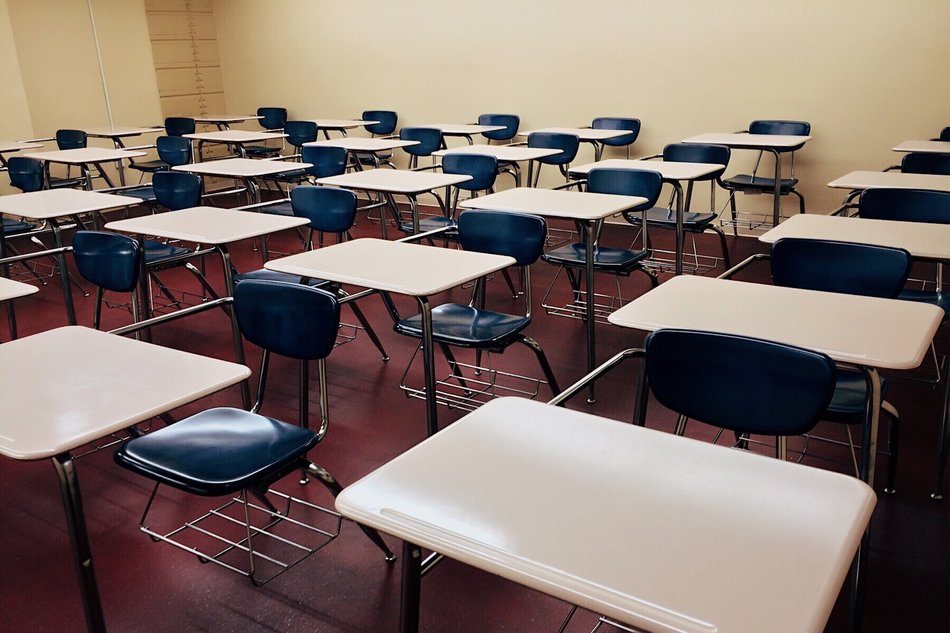 banchi di scuola con bicicletta
